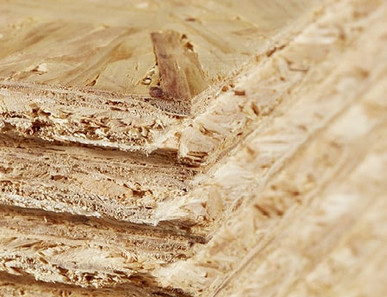 OSB-Platten mit grober Spanstruktur, stabil und vielseitig einsetzbar für Bau- und Innenausbauprojekte.