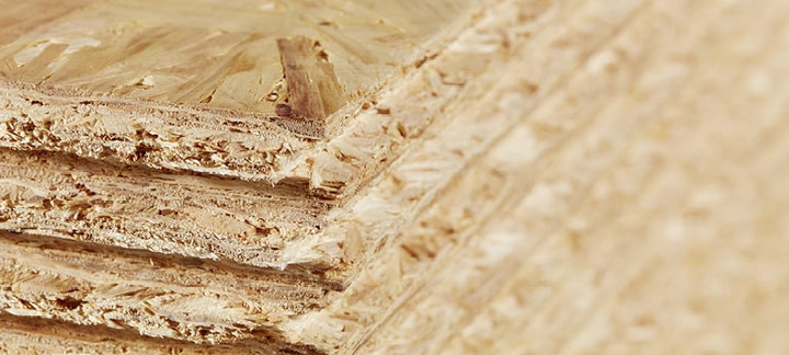 OSB-Platten mit grober Spanstruktur, stabil und vielseitig einsetzbar für Bau- und Innenausbauprojekte.