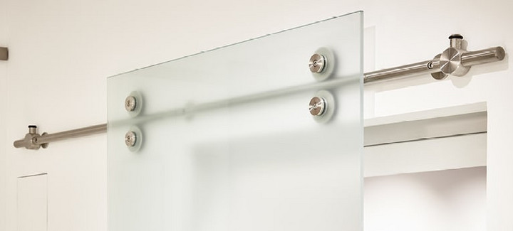 Schiebetüren aus Milchglas mit sichtbarer Stange und Gleiträdern.