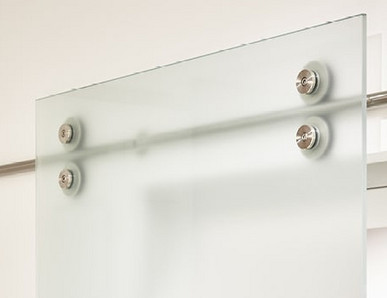 Schiebetüren aus Milchglas mit sichtbarer Stange und Gleiträdern.