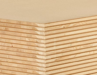 Nahaufnahme einer Tischlerplatte mit mehrschichtigem Holzaufbau, ideal für den Möbel- und Innenausbau.