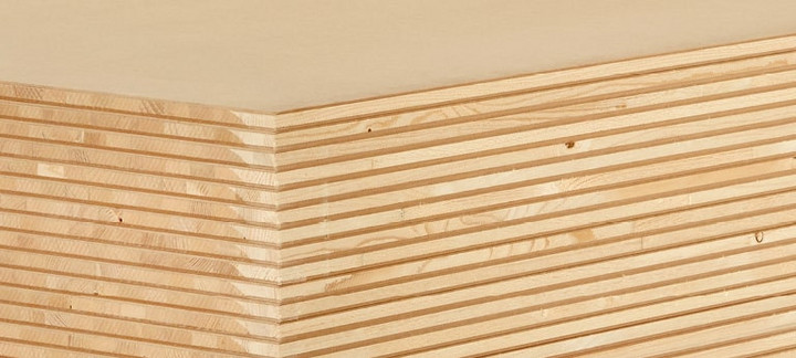 Nahaufnahme einer Tischlerplatte mit mehrschichtigem Holzaufbau, ideal für den Möbel- und Innenausbau.