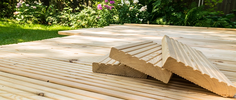 Terrassendielen aus hellem Holz