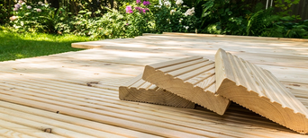 Terrassendielen aus hellem Holz