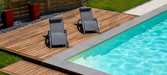 Holzterrasse an Swimingpool