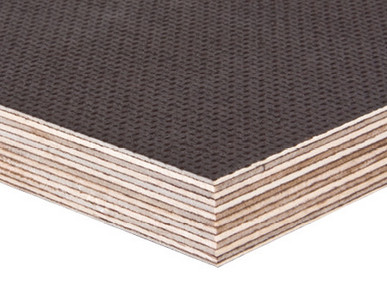 Nahaufnahme einer Siebdruckplatte mit rutschfester, dunkler Beschichtung, ideal für den Fahrzeugbau und den Außenbereich.