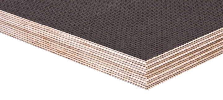 Nahaufnahme einer Siebdruckplatte mit rutschfester, dunkler Beschichtung, ideal für den Fahrzeugbau und den Außenbereich.