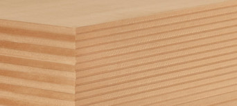 Nahaufnahme einer MDF-Platte mit feiner Schichtung, ideal für Möbelbau und Innenausbau.