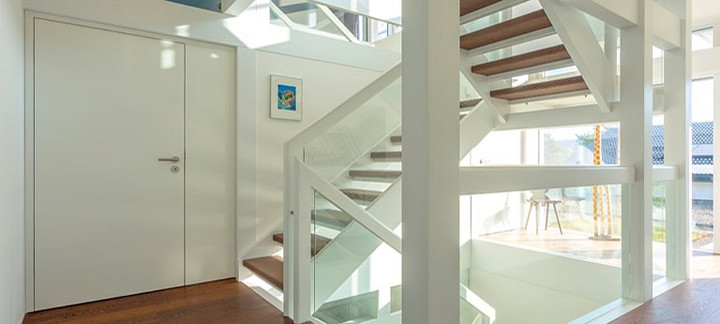 Weiße Wohnungstür mit Seitenteil, Ansicht von der Wohnungsseite.