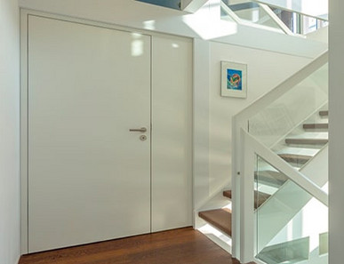 Weiße Wohnungstür mit Seitenteil, Ansicht von der Wohnungsseite.