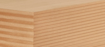 Nahaufnahme einer MDF-Platte mit feiner Schichtung, ideal für Möbelbau und Innenausbau.