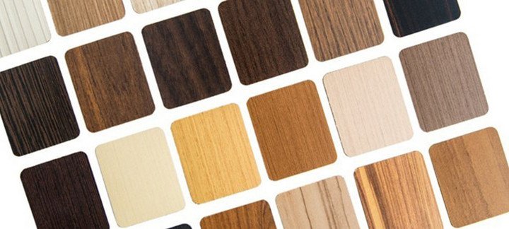 Verschiedene Muster von Schichtstoff- und Kompaktplatten in unterschiedlichen Holz- und Farbdekoren für Möbel- und Innenausbau.