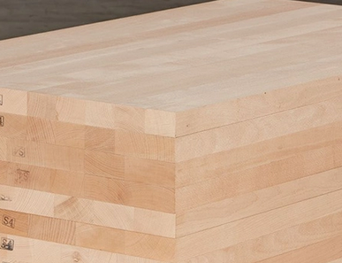 Gestapelte Massivholzplatten mit durchgehenden Lamellen, ideal für den Möbel- und Innenausbau.