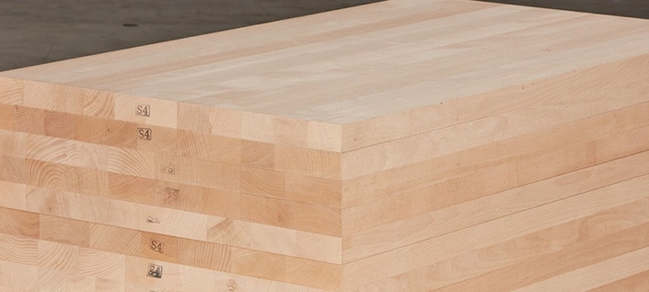 Gestapelte Massivholzplatten mit durchgehenden Lamellen, ideal für den Möbel- und Innenausbau.