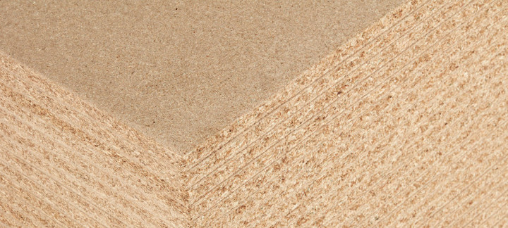 Detailansicht einer Spanplatte mit feiner Holzspanstruktur, ideal für Möbelbau und Innenausbau.