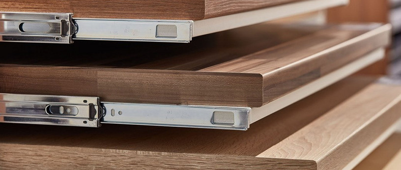 Gestapelte Holzarbeitsplatten mit Metallschienen, ideal für Küchen- und Möbelbau.