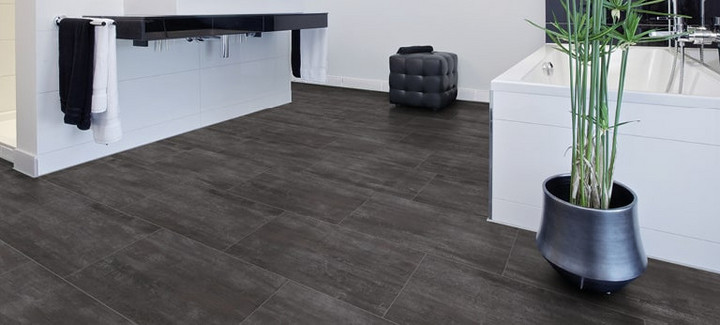 Hochwertiges dunkles Vinyl wurde im Badezimmer verlegt.