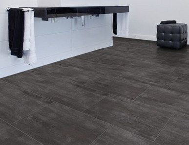 Hochwertiges dunkles Vinyl wurde im Badezimmer verlegt.