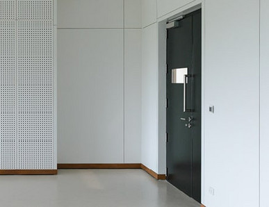Dunkelgraue Schallschutztüren in einem Gebäude.