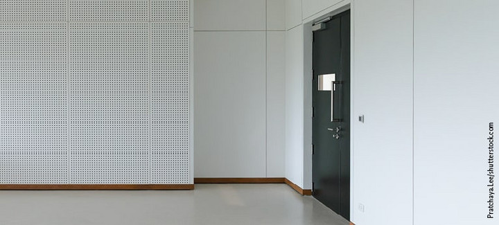 Dunkelgraue Schallschutztüren in einem Gebäude.