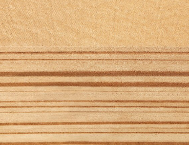 Nahaufnahme von Holzfaserdämmplatten mit sichtbarer Schichtenstruktur, ideal für ökologische Wärmedämmung.