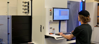 Mitarbeiter bedient eine HOMAG CNC‑Maschine am Monitor und Bedienpult in einer Werkstatt.