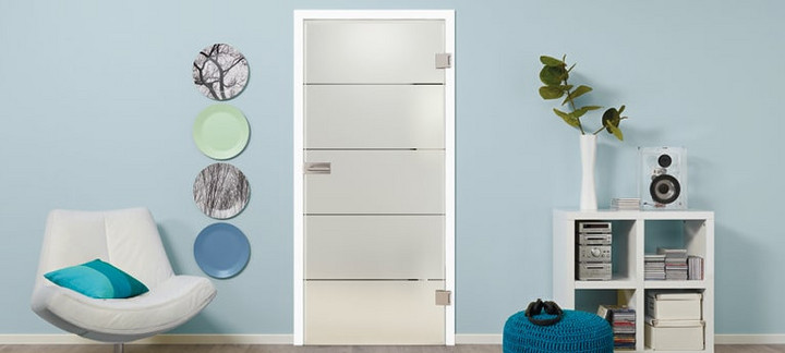 Glastür aus satiniertem Glas mit vier quer verlaufenden Streifen. Die Tür steht vor einer blauen Wand. Links und rechts sind dekorative Elemente sichtbar.