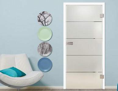 Glastür aus satiniertem Glas mit vier quer verlaufenden Streifen. Die Tür steht vor einer blauen Wand. Links und rechts sind dekorative Elemente sichtbar.