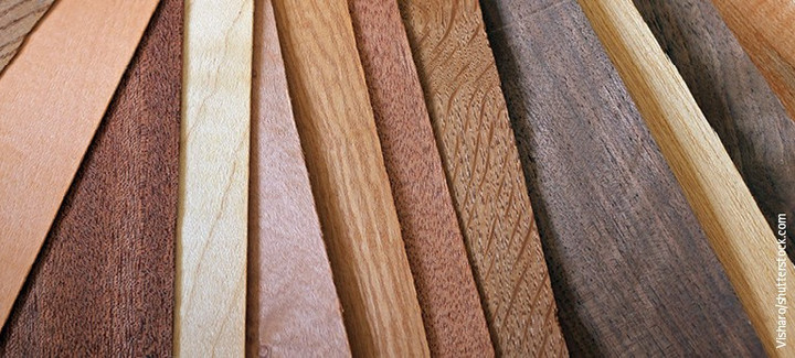 Verschiedene Holzfurniere in unterschiedlichen Farbtönen und Maserungen als Musterfächer angeordnet.
