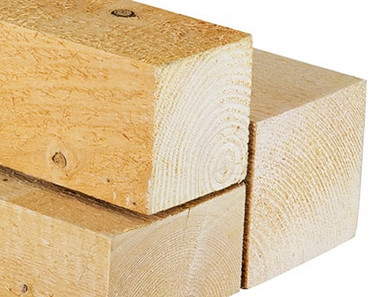 Nahaufnahme von Kanthölzern mit sichtbarer Holzmaserung, ideal für den Holzbau und konstruktive Anwendungen.