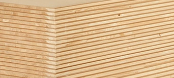 Nahaufnahme einer Tischlerplatte mit mehrschichtigem Holzaufbau, ideal für den Möbel- und Innenausbau.