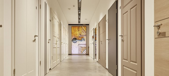 Türausstellung: Links weiße Türen, rechts Türen in Holzfarben und Grautönen.