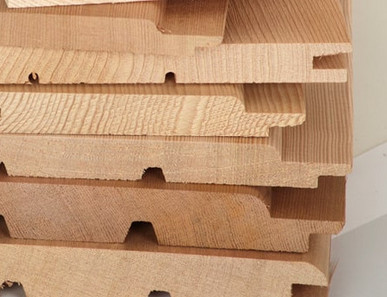 Gestapelte Profilbretter mit verschiedenen Nut- und Federprofilen für Wand- und Deckenverkleidungen.