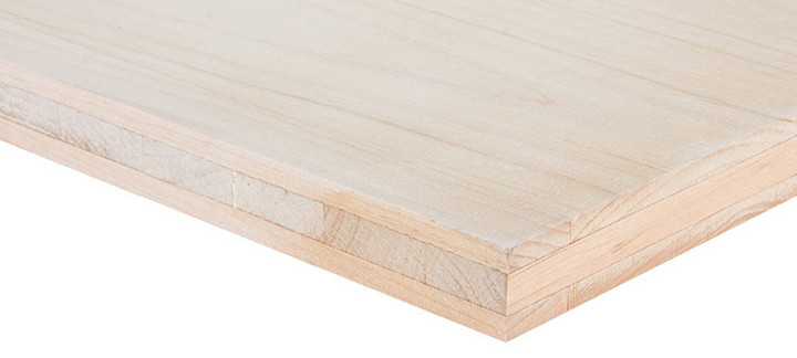 Nahaufnahme einer Dreischichtplatte mit sichtbarer Verleimung, ideal für Möbel- und Innenausbau.