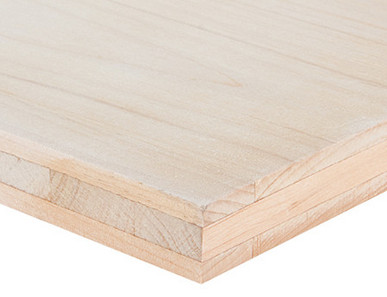 Nahaufnahme einer Dreischichtplatte mit sichtbarer Verleimung, ideal für Möbel- und Innenausbau.