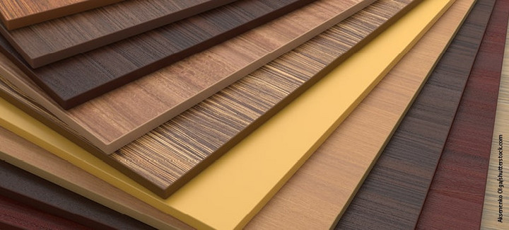 Verschiedene Holzwerkstoffplatten mit unterschiedlichen Dekoren und Farben, ideal für Möbel- und Innenausbau.
